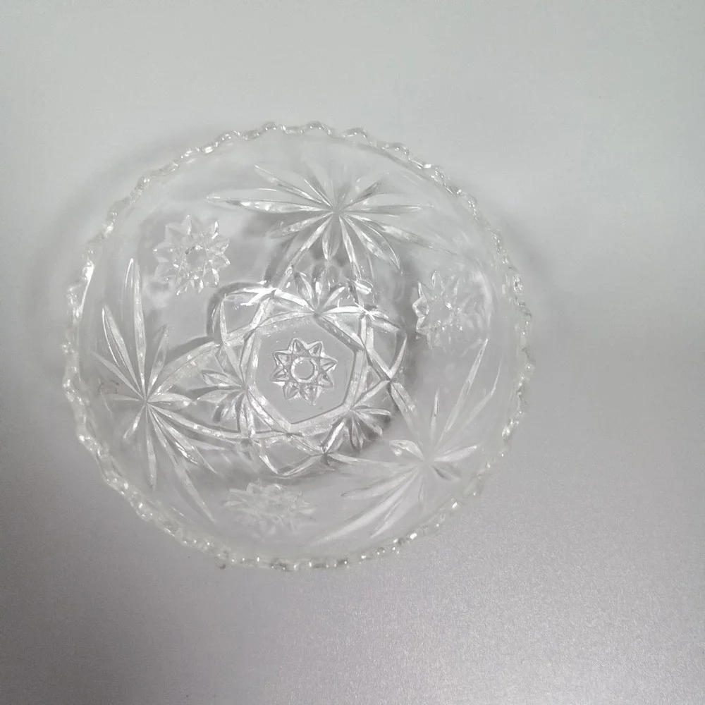 Vintage Clear Cut Glass Starburst Floral Bowl Scalloped Rim 5.5 Inch Candy Dish‎